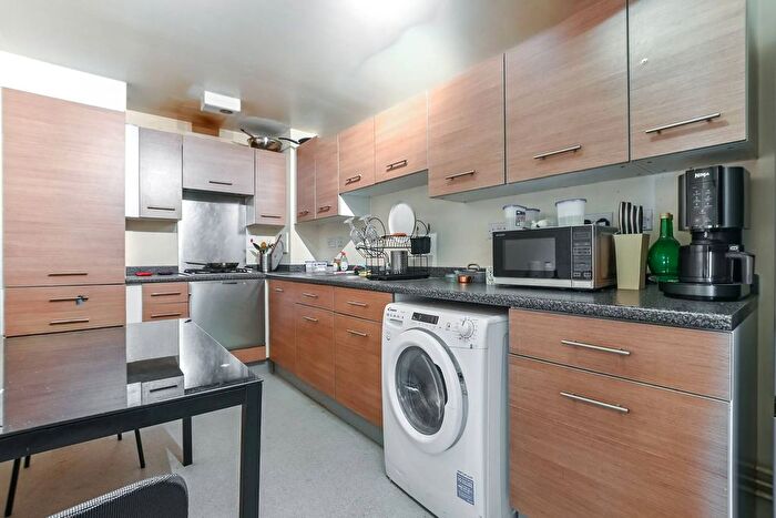 2 Bedroom Flat To Rent In Cottage Road, Islington, London, N7