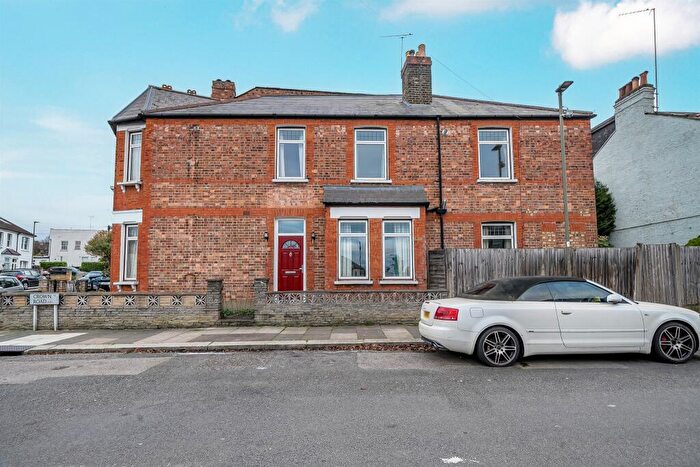 3 Bedroom End Of Terrace House For Sale In Pembroke Road, London, N10