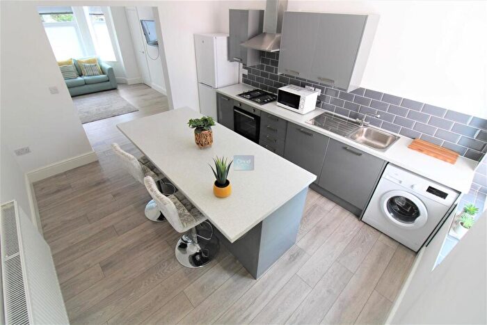 2 Bedroom Flat To Rent In Ashlin Grove - Student Apartment - /, LN1