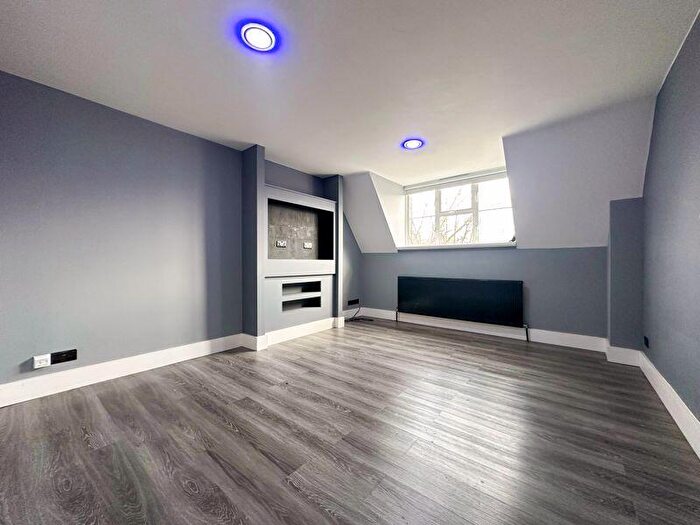 2 Bedroom Flat To Rent In Greendale, Green Avenue, Mill Hill, London, NW7