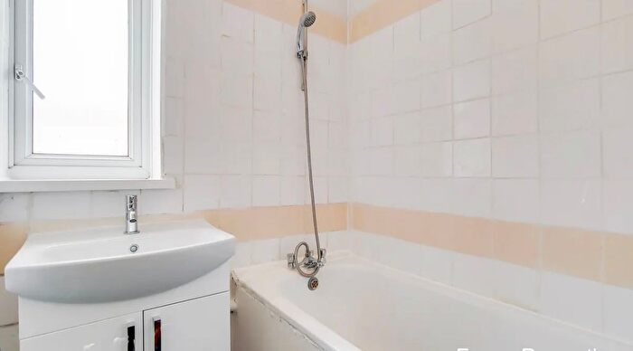 3 Bedroom Flat To Rent In Peckham Park Road, London, SE15