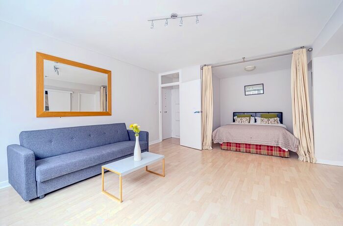 Studio To Rent In St. Georges Square, London, SW1V