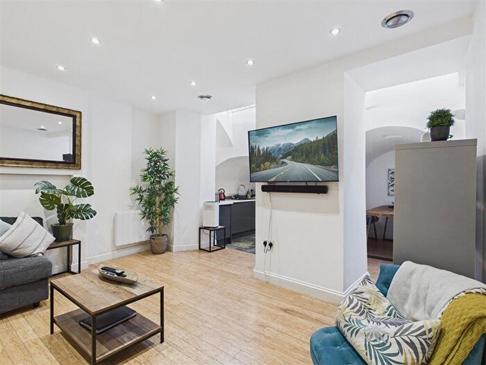 1 Bedroom Apartment For Sale In High Street, Tenby, SA70