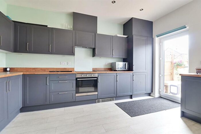 3 Bedroom Terraced House For Sale In Hawthorn Avenue, Hull, HU3