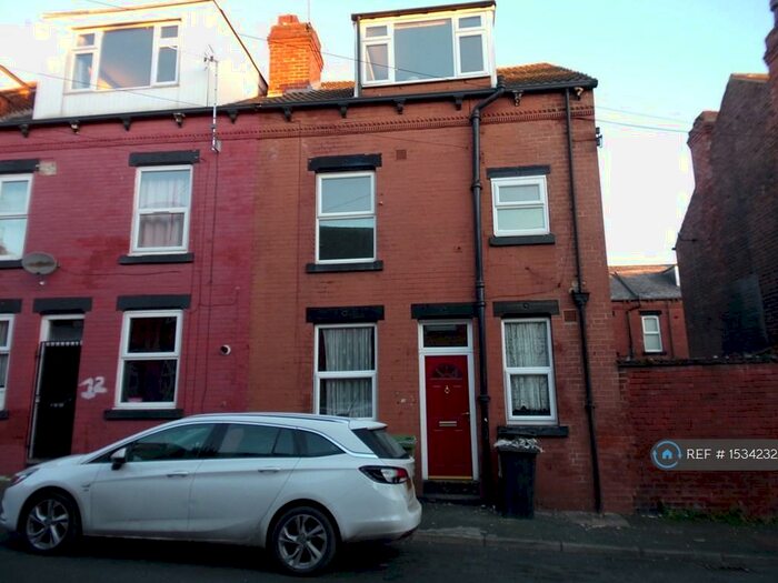 2 Bedroom End Of Terrace House To Rent In Brompton Grove, Leeds, LS11