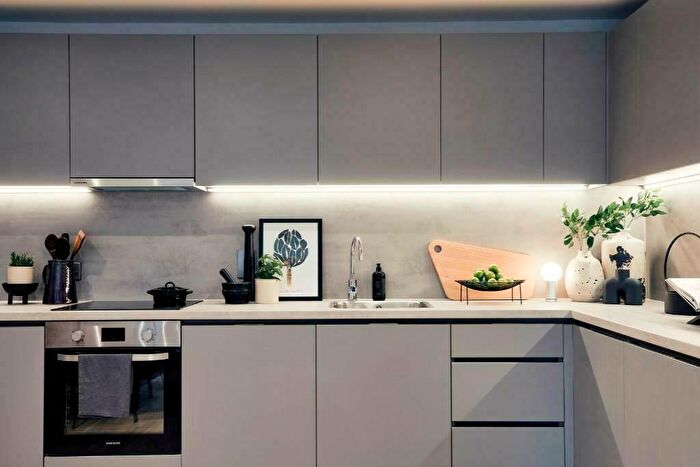 3 Bedroom Apartment To Rent In Solasta Riverside, Clyde Place, Glasgow, G5