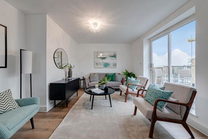 3 Bedroom Flat To Rent In Basin Approach, Canary Wharf, E14