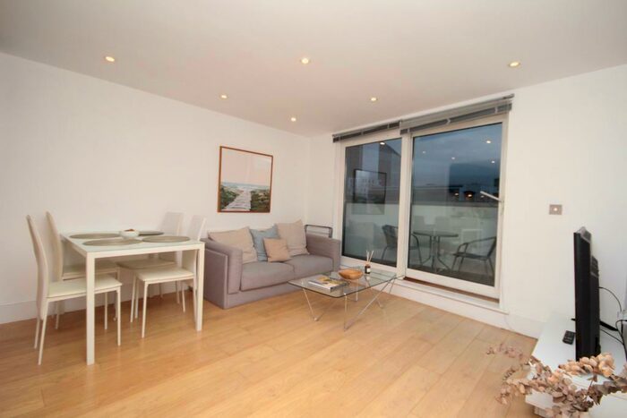 2 Bedroom Flat To Rent In Shepherdess Walk, Islington, London, N1