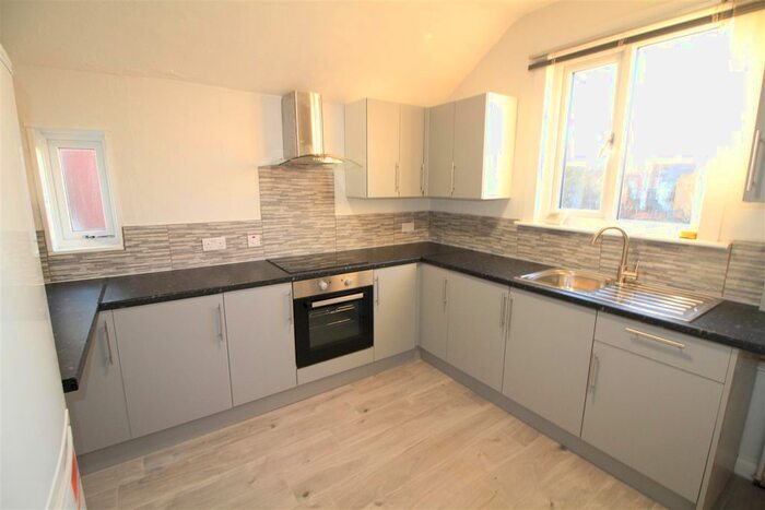 2 Bedroom Flat To Rent In Linden Grove, Beeston, Nottingham, NG9