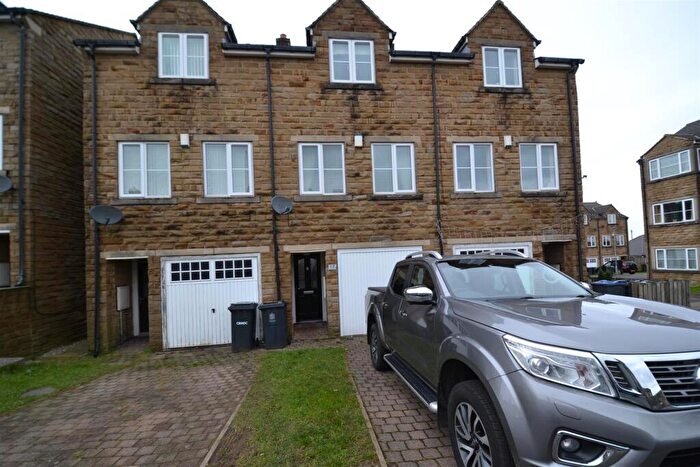 3 Bedroom Town House To Rent In Highgate Mill Fold, Queensbury, Bradford, BD13