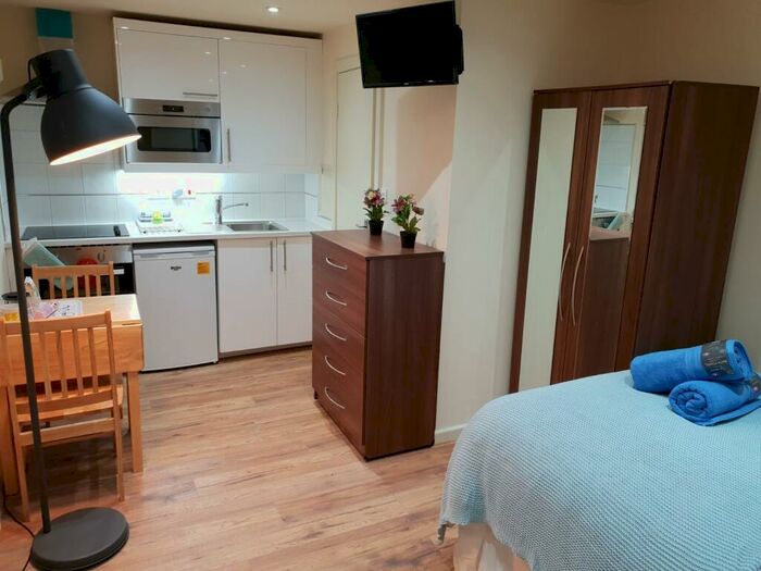 Flat To Rent In Chatsworth Road, London, NW2