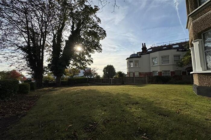 Flat To Rent In Haywood Lodge, Westcliff On Sea, SS0