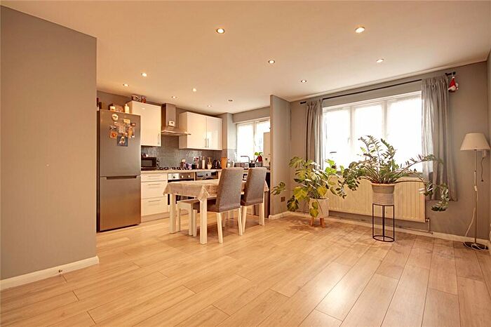 1 Bedroom Flat For Sale In Larmans Road, Enfield, Middlesex, EN3