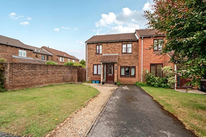 3 Bedroom Semi-Detached House For Sale In Kidlington, Oxfordshire, OX5