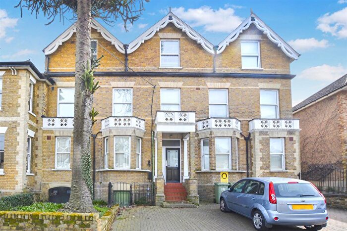 2 Bedroom Flat To Rent In Crescent Road, Brentwood, CM14