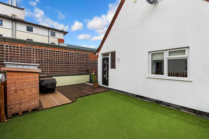 2 Bedroom Flat To Rent In West Street, Horsham, RH12