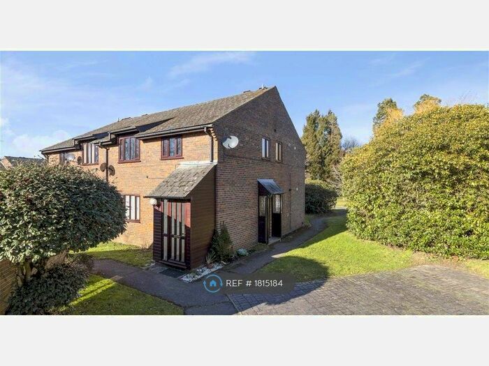 2 Bedroom Flat To Rent In Chiltlee Manor Estate, Liphook, GU30