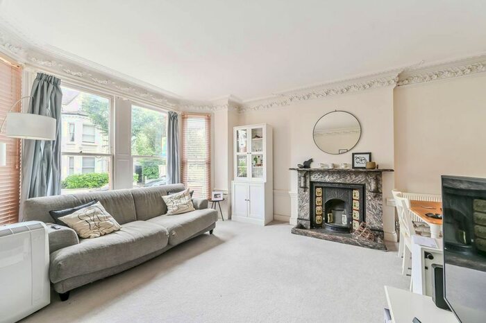 1 Bedroom Maisonette To Rent In Thurleigh Road, Between The Commons, Between The Commons, London, SW12
