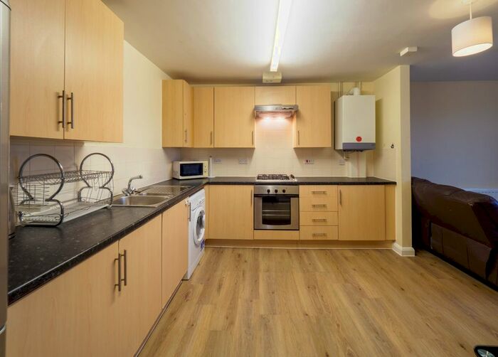 2 Bedroom Flat To Rent In Royal Court, Queen Marys Avenue, Watford, Hertfordshire, WD18