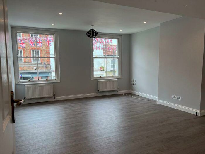 2 Bedroom Apartment To Rent In High Street Marlow, SL7