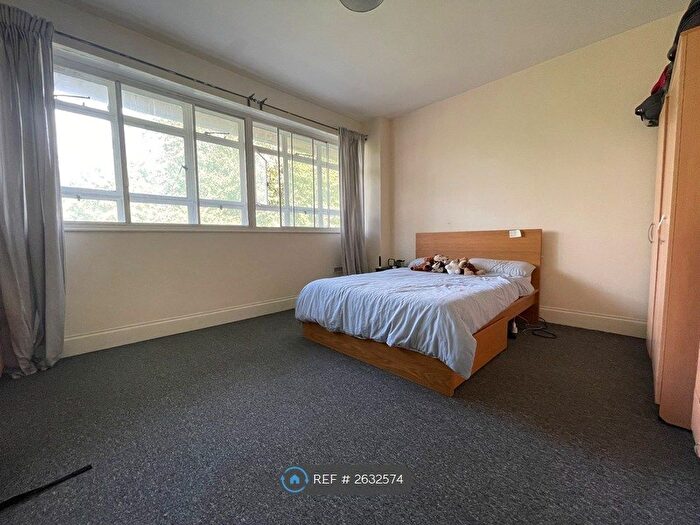 2 Bedroom Flat To Rent In Hanover House, Southampton, SO14