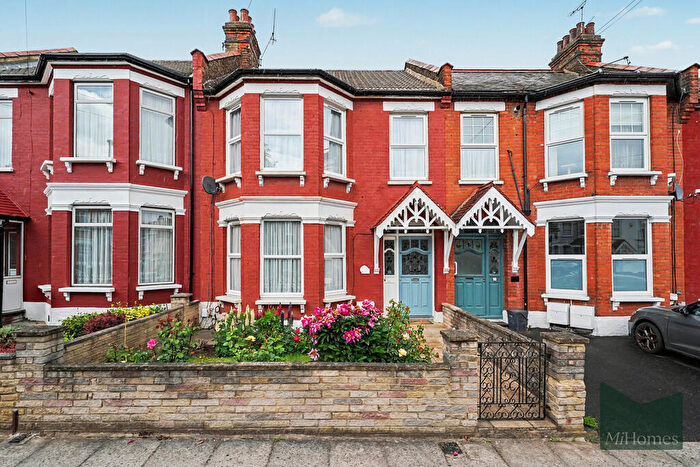 3 Bedroom Terraced House For Sale In Belsize Avenue, London, N13