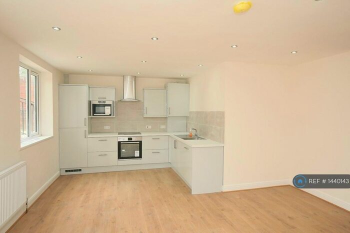 2 Bedroom Flat To Rent In Lidgett Lane, Leeds, LS17