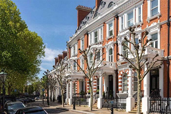 3 Bedroom Flat To Rent In Observatory Gardens, Kensington, London, W8