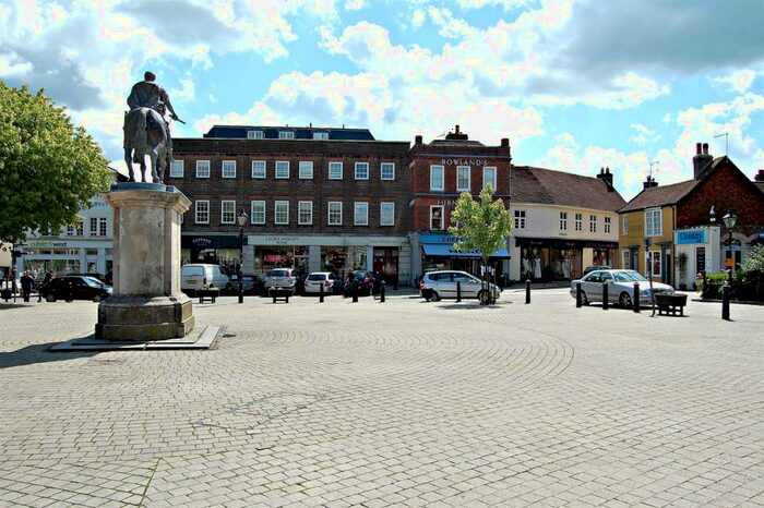 1 Bedroom Flat To Rent In King Williams Gate. The Square, Petersfield., GU32