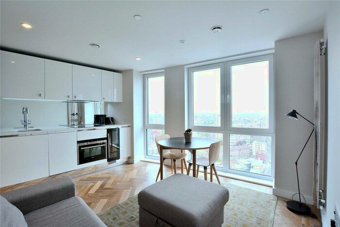 Flat To Rent In Eagle Point, London, EC1V