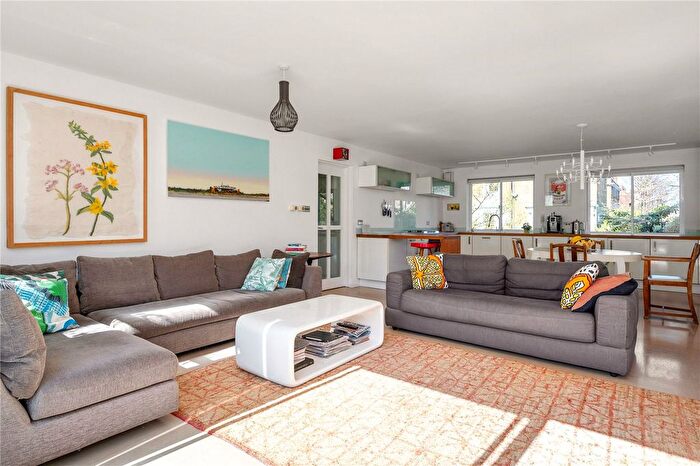 4 Bedroom Flat For Sale In St Agnes Close, South Hackney, London, E9