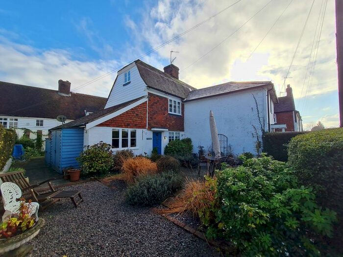 2 Bedroom House To Rent In Laddingford, Kent, ME18