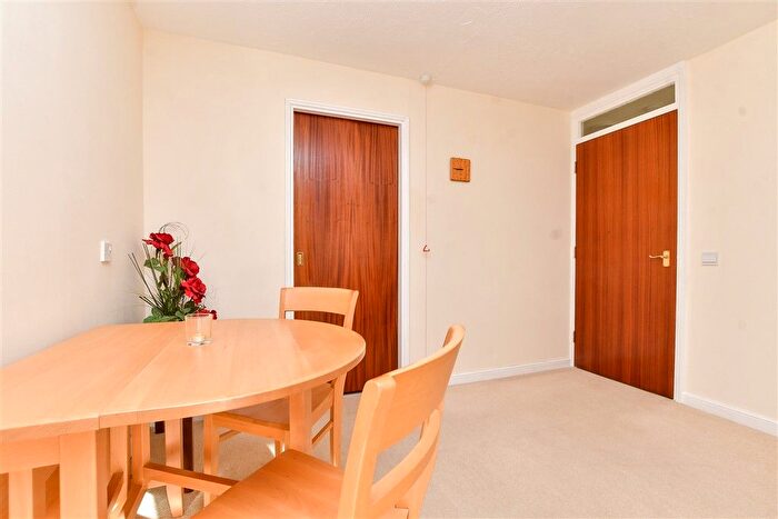 1 Bedroom Flat For Sale In Belmont Road, Leatherhead, Surrey, KT22