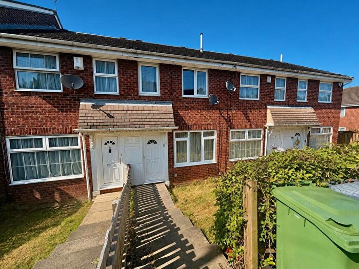 3 Bedroom Town House For Sale In Colmore Grove, Leeds, LS12