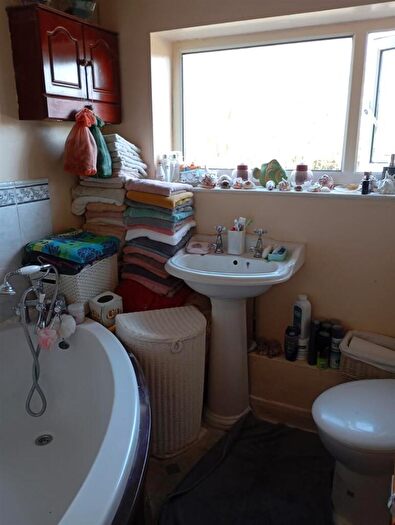 2 Bedroom Cottage For Sale In Penysarn, LL69