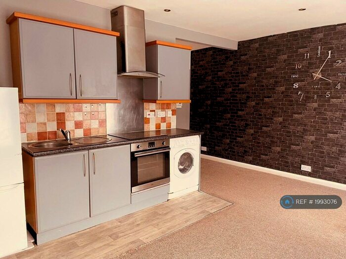 2 Bedroom Flat To Rent In Bradley Crescent, Bristol, BS11