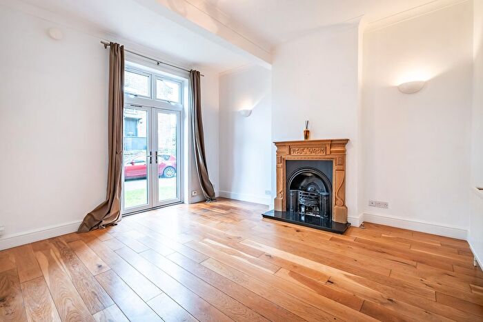 2 Bedroom Flat For Sale In Chamberlayne Road, London, NW10