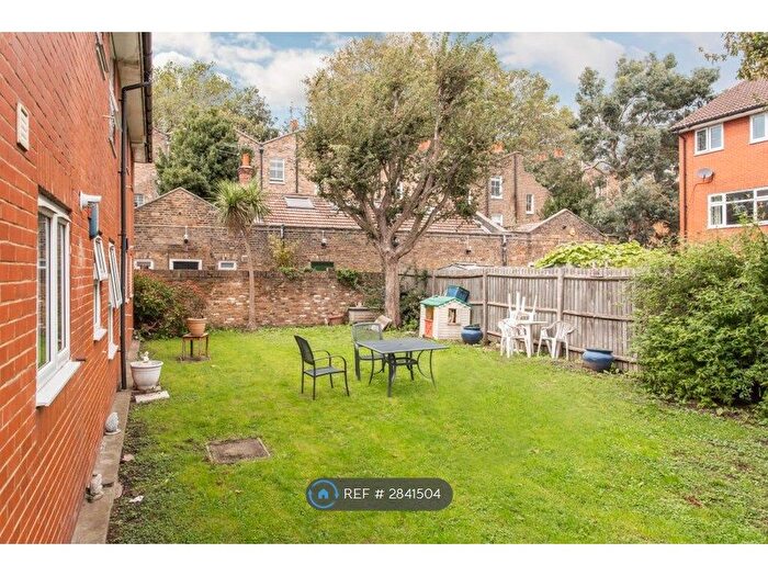 3 Bedroom Flat To Rent In Clark Street, London, E1