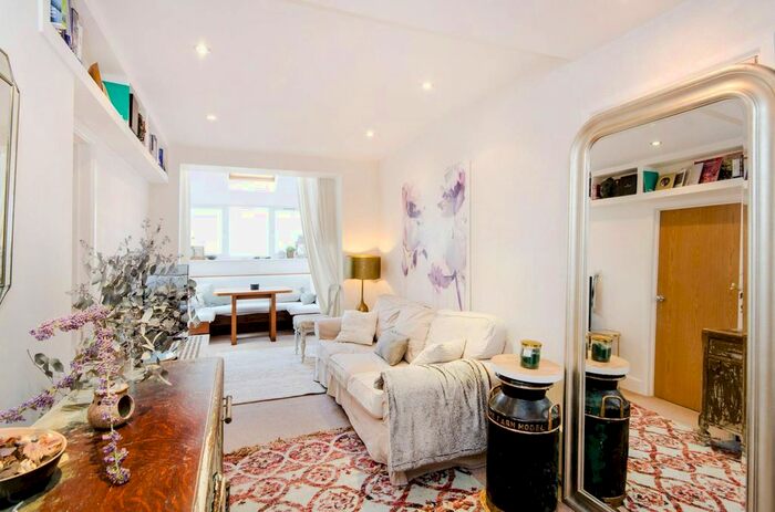 2 Bedroom Flat To Rent In Homefield Road, Wimbledon Village, London, SW19