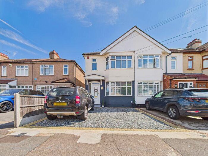 3 Bedroom End Of Terrace House For Sale In Grange Road, Aveley Essex, RM15