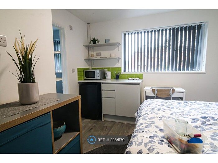 Studio To Rent In Amblecote, Stourbridge, DY8