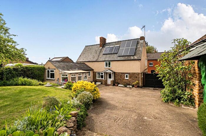 3 Bedroom Detached House For Sale In East Street, Long Buckby, Northampton, NN6