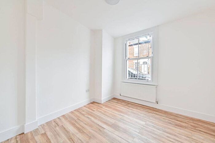 2 Bedroom Flat To Rent In Stephendale Road, Sands End, London, SW6