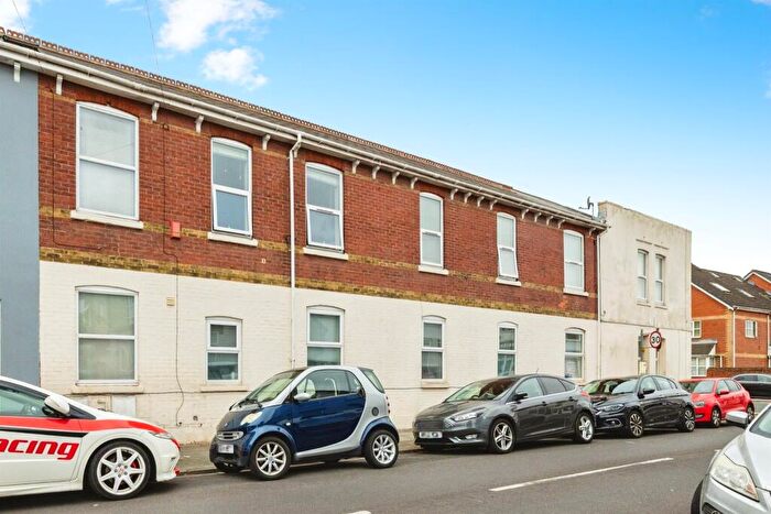 2 Bedroom Flat For Sale In Station Road, Portsmouth, PO3