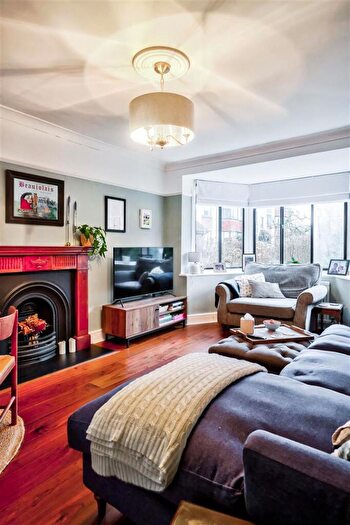 2 Bedroom Flat For Sale In Forest Court, Snaresbrook, E11