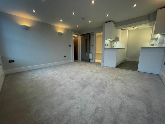 1 Bedroom Flat To Rent In High Street, Staines, TW18