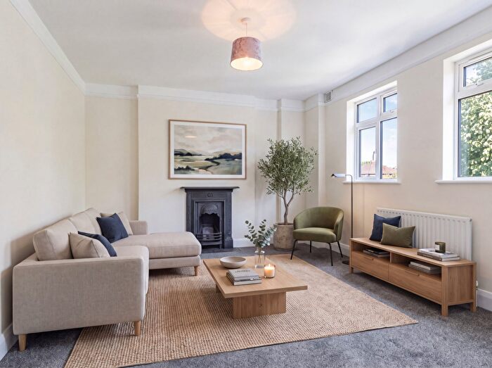 2 Bedroom Flat For Sale In Fairlop Road, London, E11