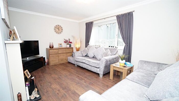 3 Bedroom Town House For Sale In Farm Hill Road, Idle, Bradford, BD10