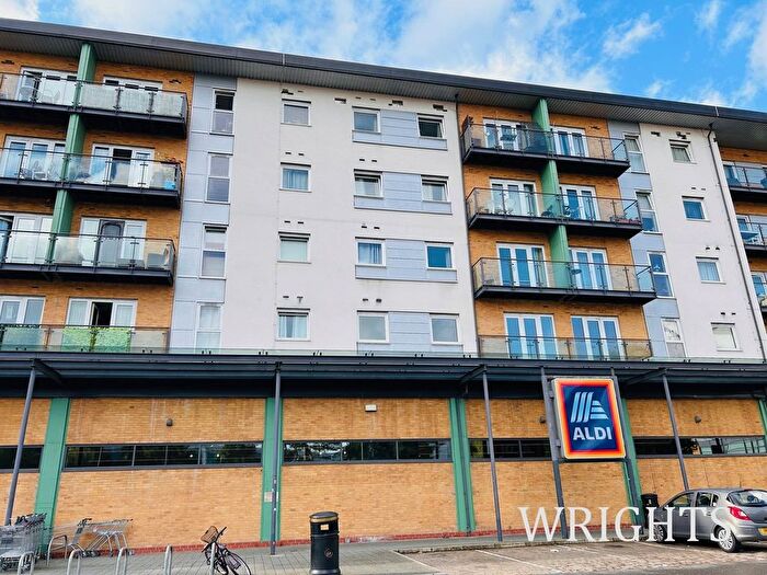 2 Bedroom Flat For Sale In Parkhouse Court, Hatfield, AL10