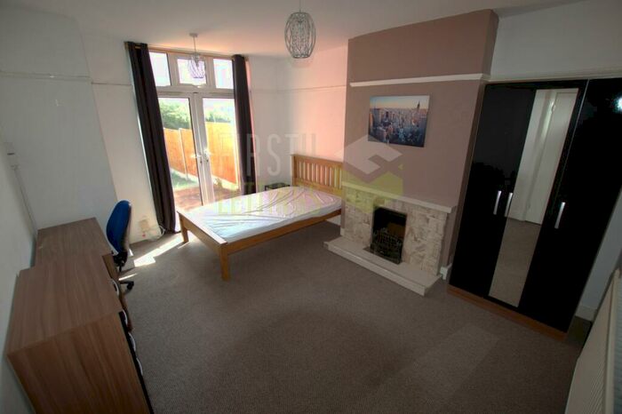 4 Bedroom Semi-Detached House To Rent In Greenhill Road, Clarendon Park, LE2